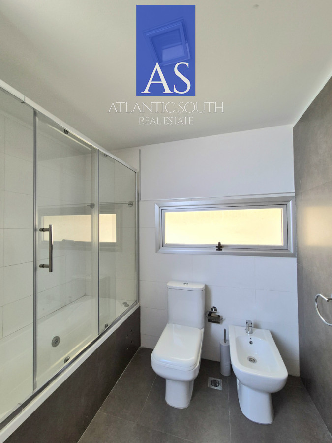 Apartamento ID.4455 - Penthouse apartamento 2 dormitorios frente al mar con azotea de uso exclusivo garage primera línea Playa Mansa Pinares Punta del Este