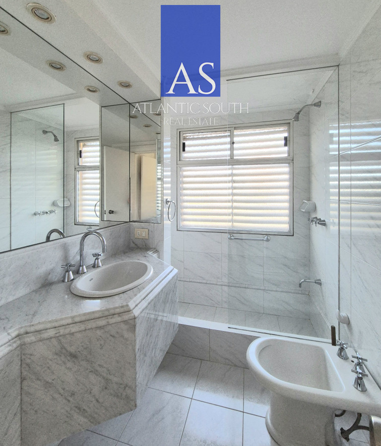 Apartamento ID.4078 - Planta de categoría 3 dormitorios + dependencia completa parrillero propio frente al mar parada 7 Playa Mansa Edificio Imarangatú