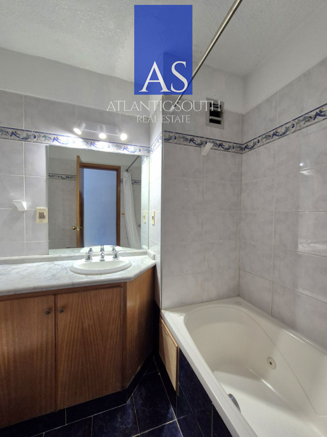 Apartamento ID.4565 - Oportunidad 3 dormitorios + servicio y gran terraza con parrillero propio en Playa Brava Punta del Este 