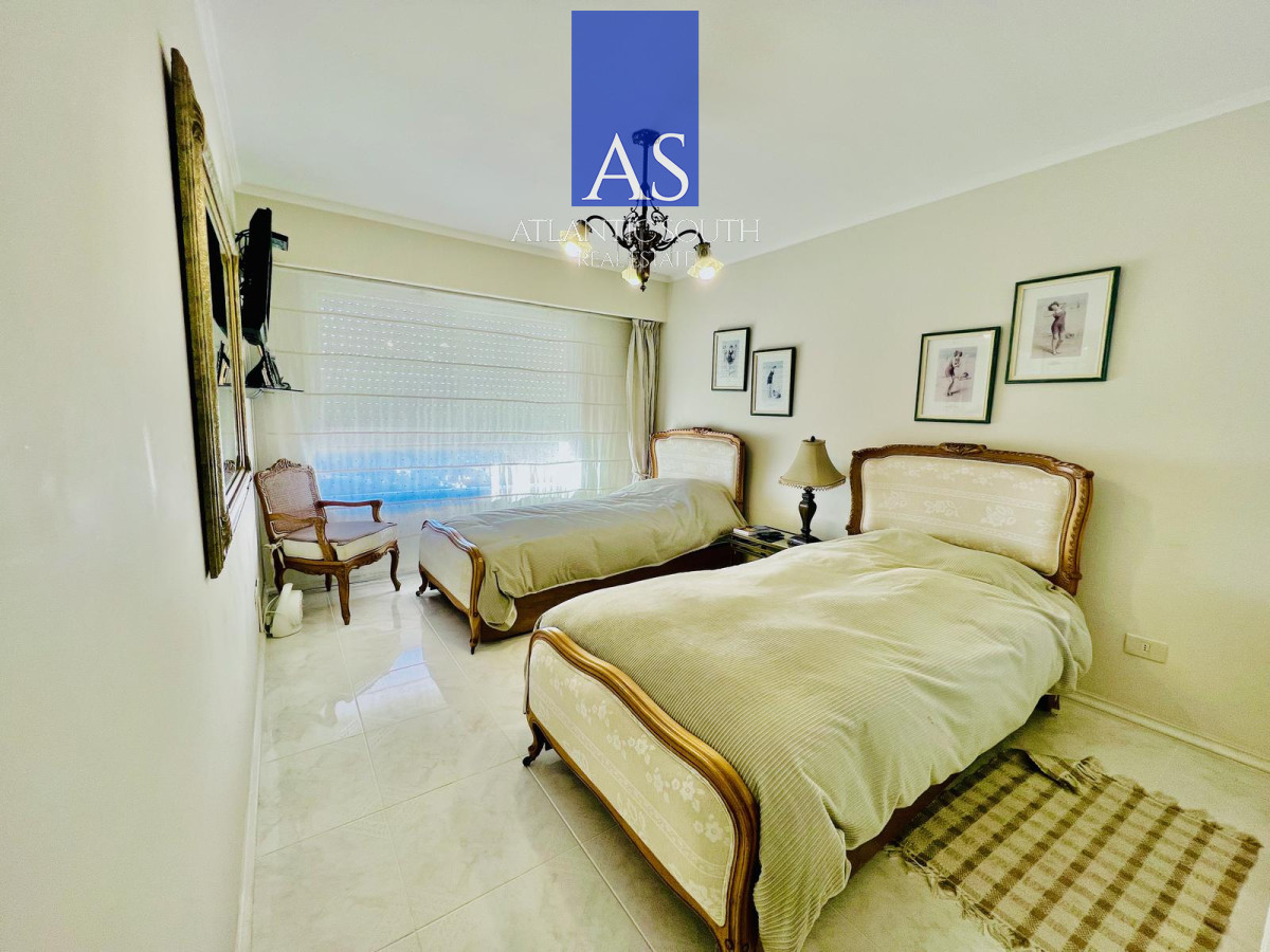 Apartamento ID.3574 - Apartamento de 3 dormitorios en primera linea Playa Mansa , Punta del Este
