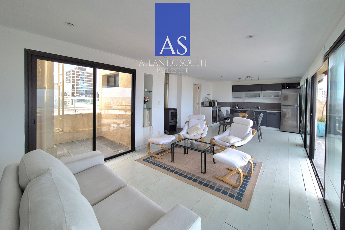 Apartamento ID.2968 - Oportunidad apartamento semi-reciclado 3 dormitorios 2 baños garage Península Punta del Este Duplex-Penthouse 