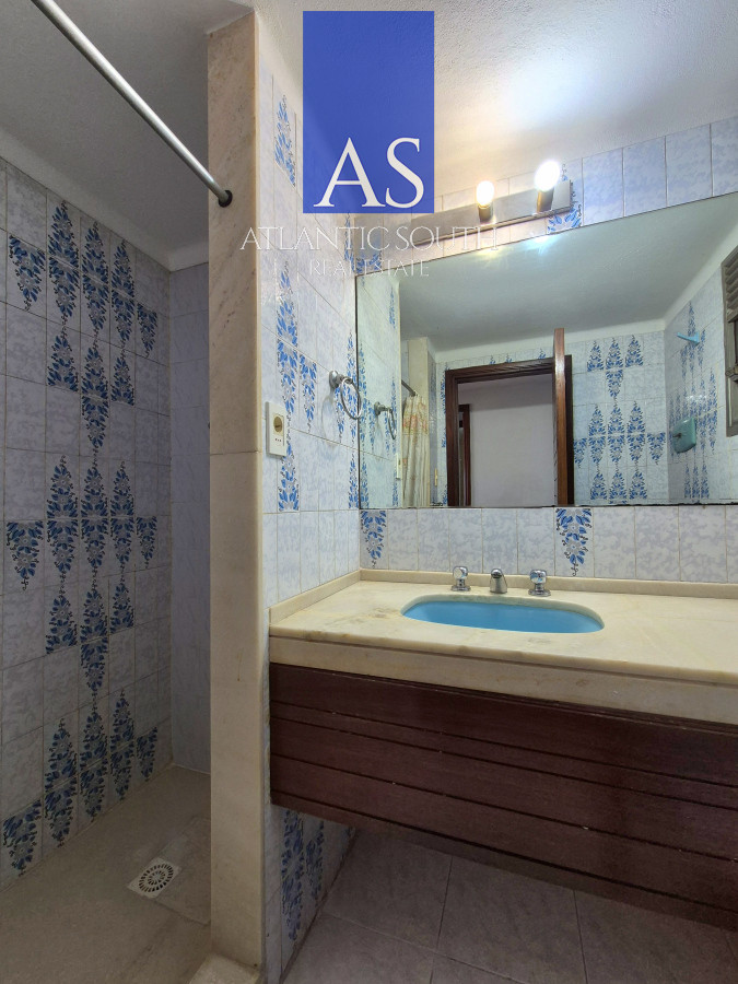 Apartamento ID.4195 - Apartamento 2 dormitorios Vista infinita al mar primera línea con estufa a leña esquinero al oeste garage Playa Mansa Punta del Este