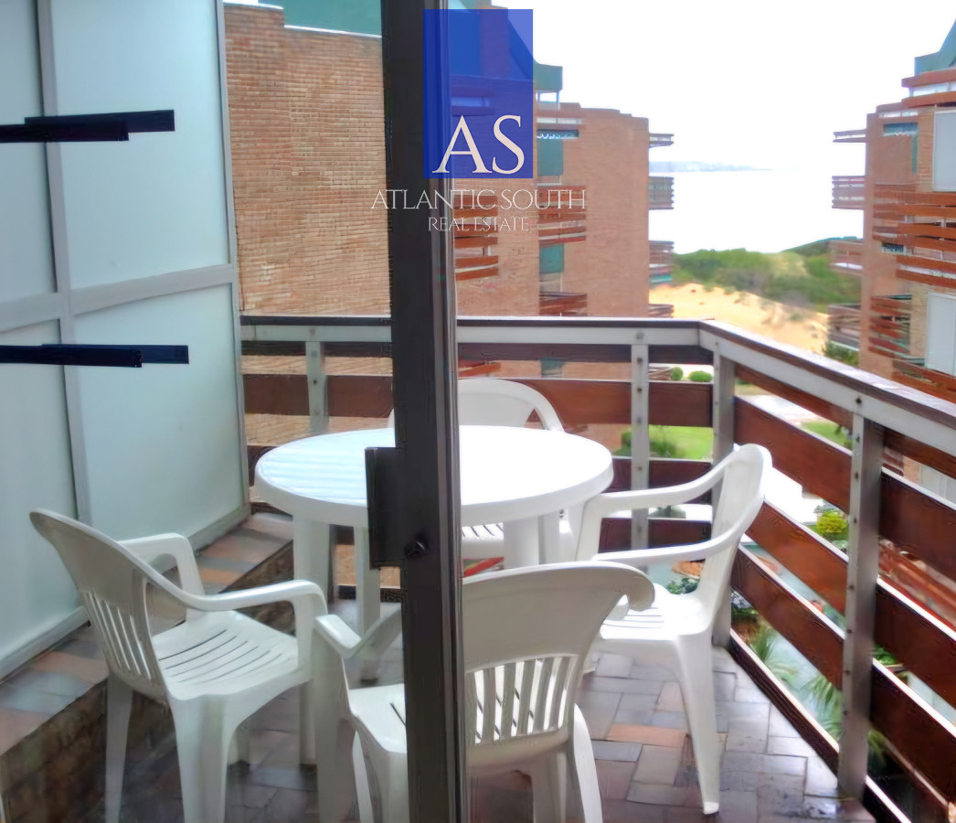 Apartamento ID.4381 - Apartamento frente al mar con vista 1 dormitorio semi reciclado terraza cochera primera linea Playa Mansa Punta del Este