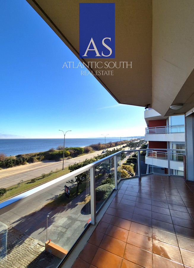 Apartamento ID.4195 - Apartamento 2 dormitorios Vista infinita al mar primera línea con estufa a leña esquinero al oeste garage Playa Mansa Punta del Este