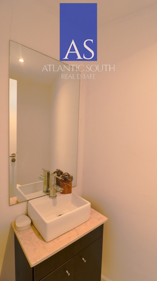 Apartamento ID.3719 - Apartamento moderno de categoría 3 dormitorios+dependencia completa en primera linea al mar en Playa Mansa Pinares Punta del Este