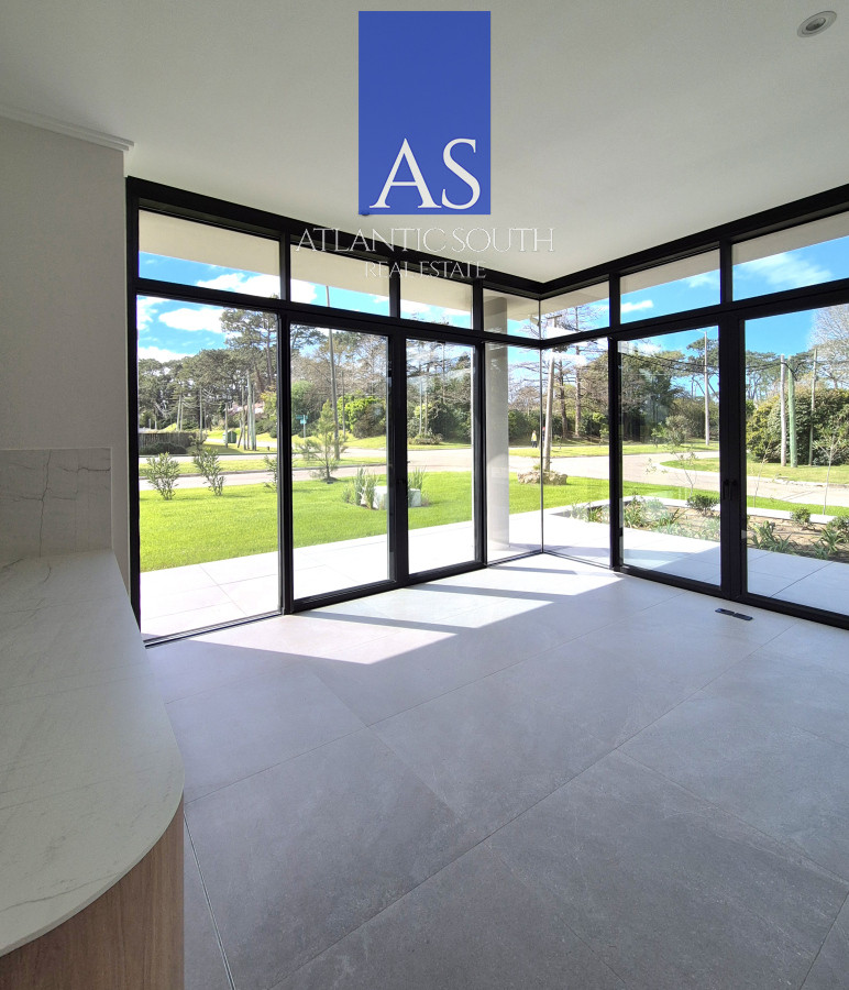 Apartamento ID.4376 - Apartamento tipo casa de 2 dormitorios a estrenar con gran terraza y jardín Playa Mansa Punta del Este