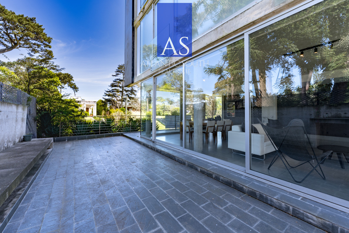 Apartamento ID.4411 - Planta de Categoría apartamento 3 dormitorios moderno con parrillero en Playa Mansa Punta del Este