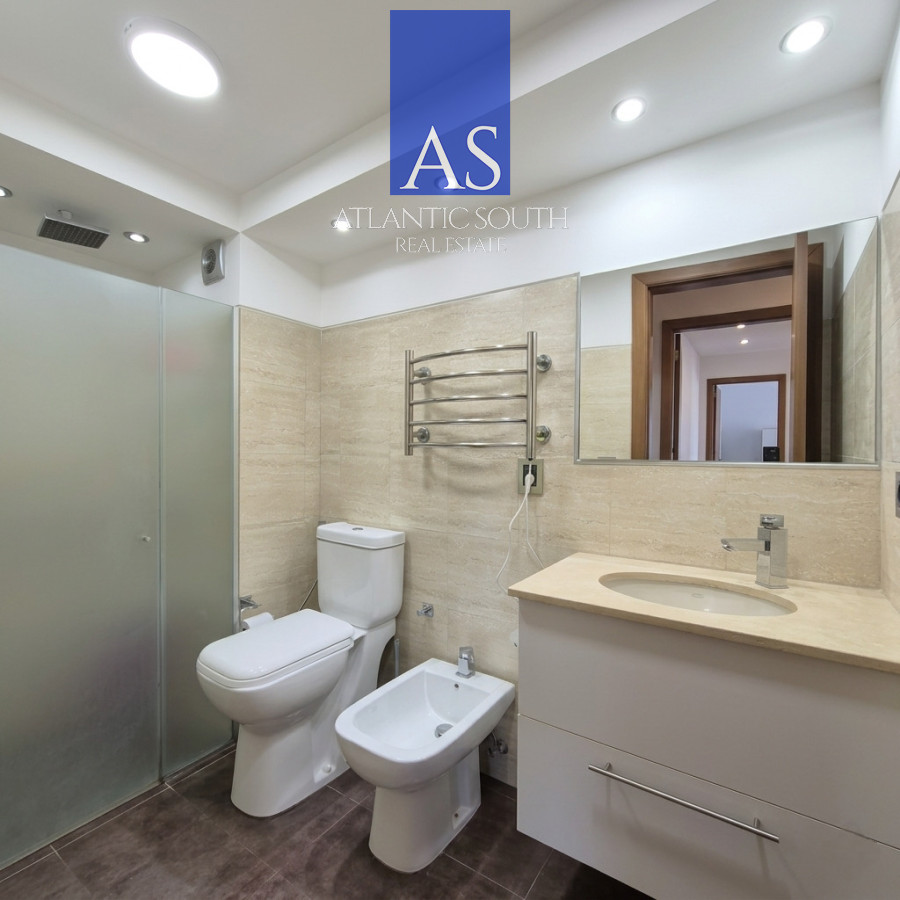 Apartamento ID.4620 - Apartamento Reciclado de 3 Dormitorios con Parrillero en Playa Mansa Punta del Este