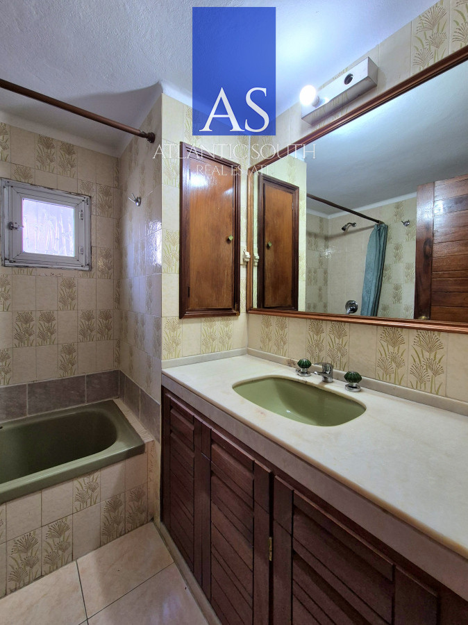 Apartamento ID.4195 - Apartamento 2 dormitorios Vista infinita al mar primera línea con estufa a leña esquinero al oeste garage Playa Mansa Punta del Este