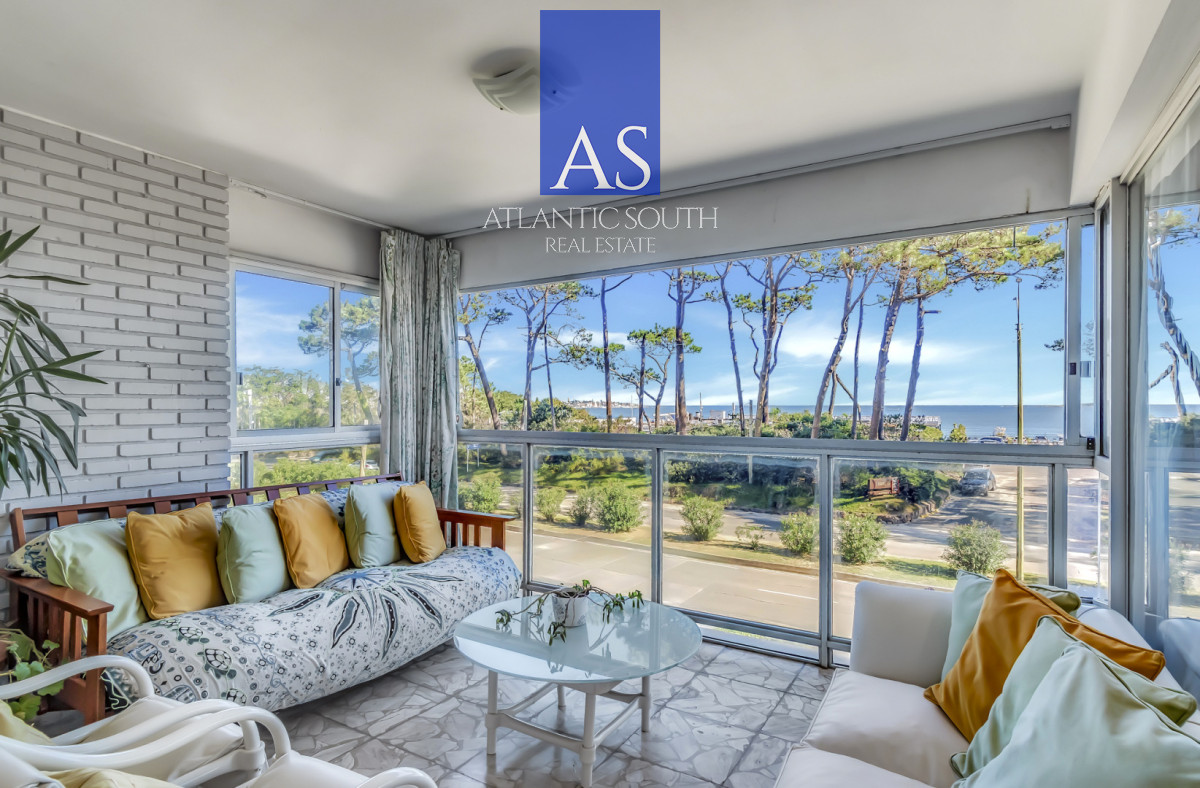 Apartamento ID.4844 - Planta de categoría 3 dormitorios + dependencia parrillero propio frente al mar Punta del Este 