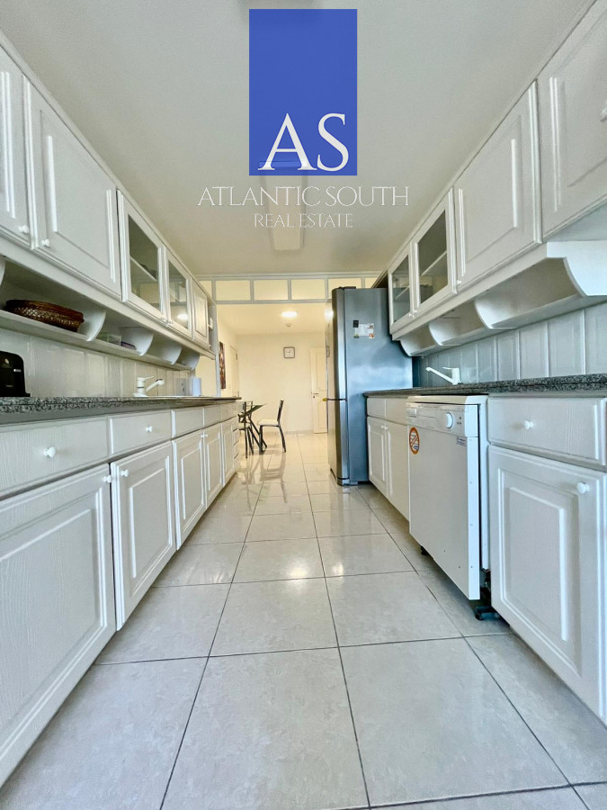 Apartamento ID.4315 - Apartamento de 4 dormitorios con parrillero en primera linea Playa Mansa