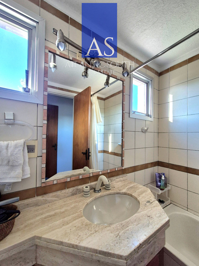 Apartamento ID.4259 - Penthouse 3 dormitorios barbacoa uso exclusivo garage piscina Playa Mansa Punta del Este