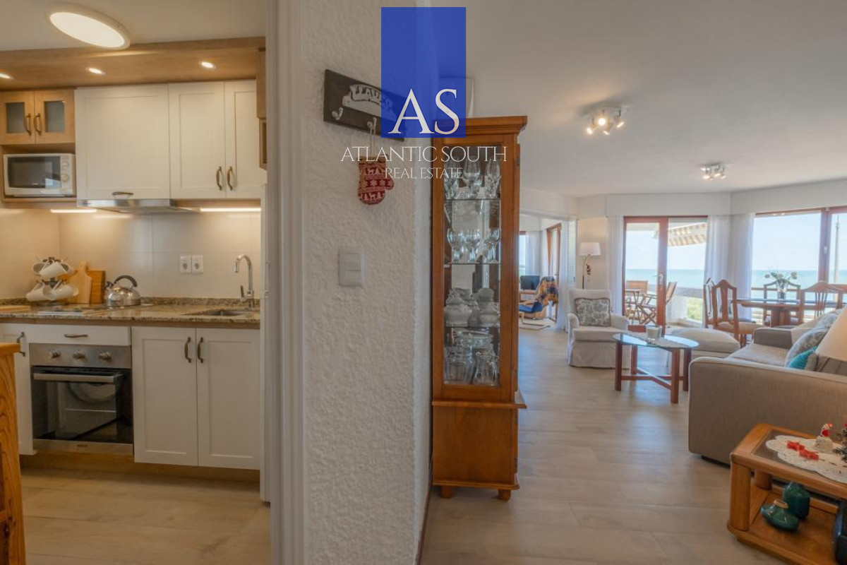 Apartamento ID.4512 - Apartamento reciclado de 2 dormitorios en primera línea de Playa Mansa con vista panorámica al mar