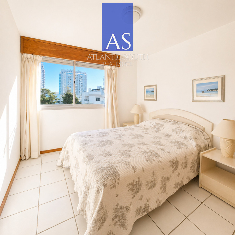 Apartamento ID.4735 - Apartamento de 2 Dormitorios con Terraza y cochera en Playa Mansa Punta del Este