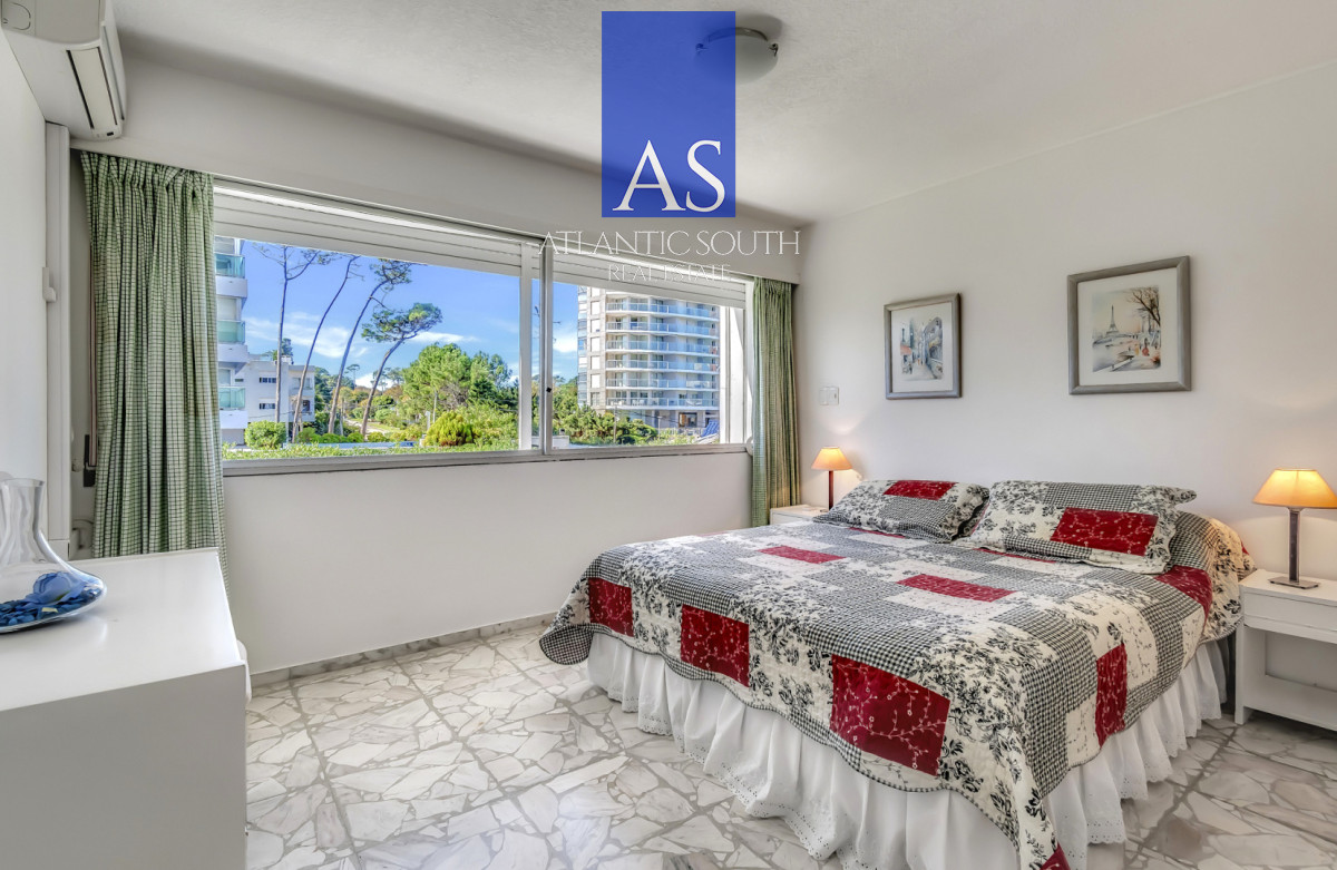 Apartamento ID.4844 - Planta de categoría 3 dormitorios + dependencia parrillero propio frente al mar Punta del Este 