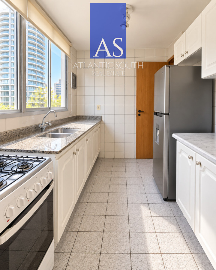 Apartamento ID.5137 - Apartamento de 2 dormitorios con garage en zona Conrad Punta del Este