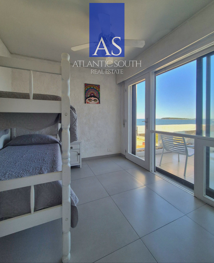Apartamento ID.4562 - Oportunidad de 2 dormitorios con vista al mar y balcón Primera línea Playa Mansa 