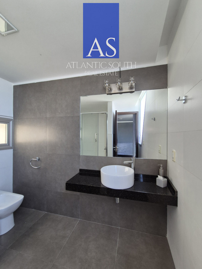 Apartamento ID.4455 - Penthouse apartamento 2 dormitorios frente al mar con azotea de uso exclusivo garage primera línea Playa Mansa Pinares Punta del Este
