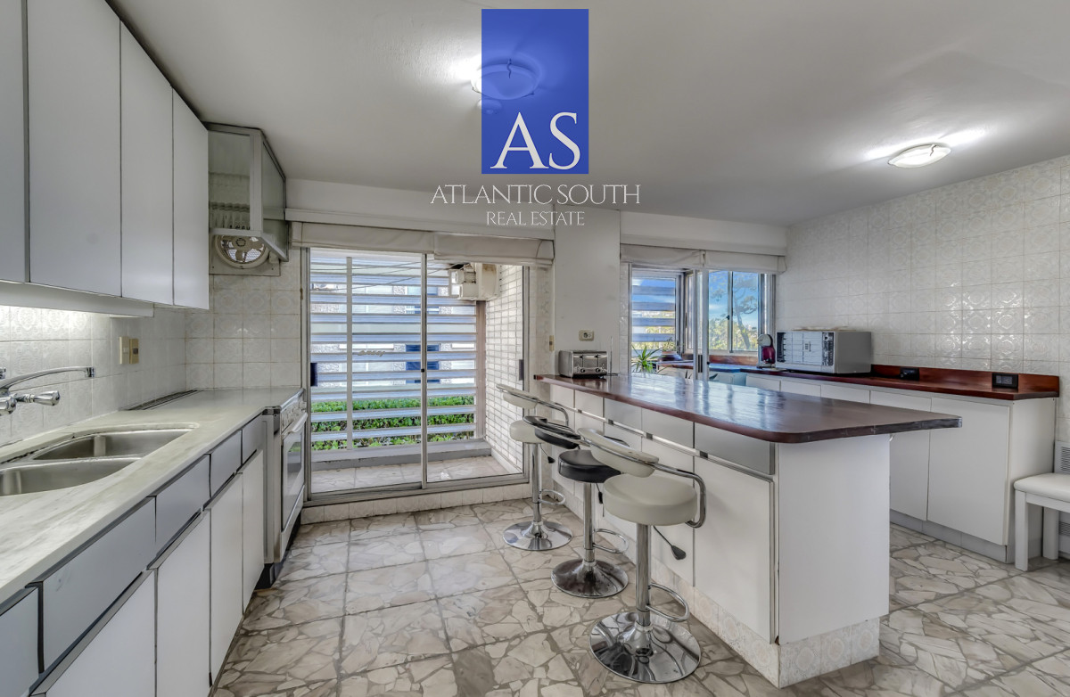 Apartamento ID.4844 - Planta de categoría 3 dormitorios + dependencia parrillero propio frente al mar Punta del Este 