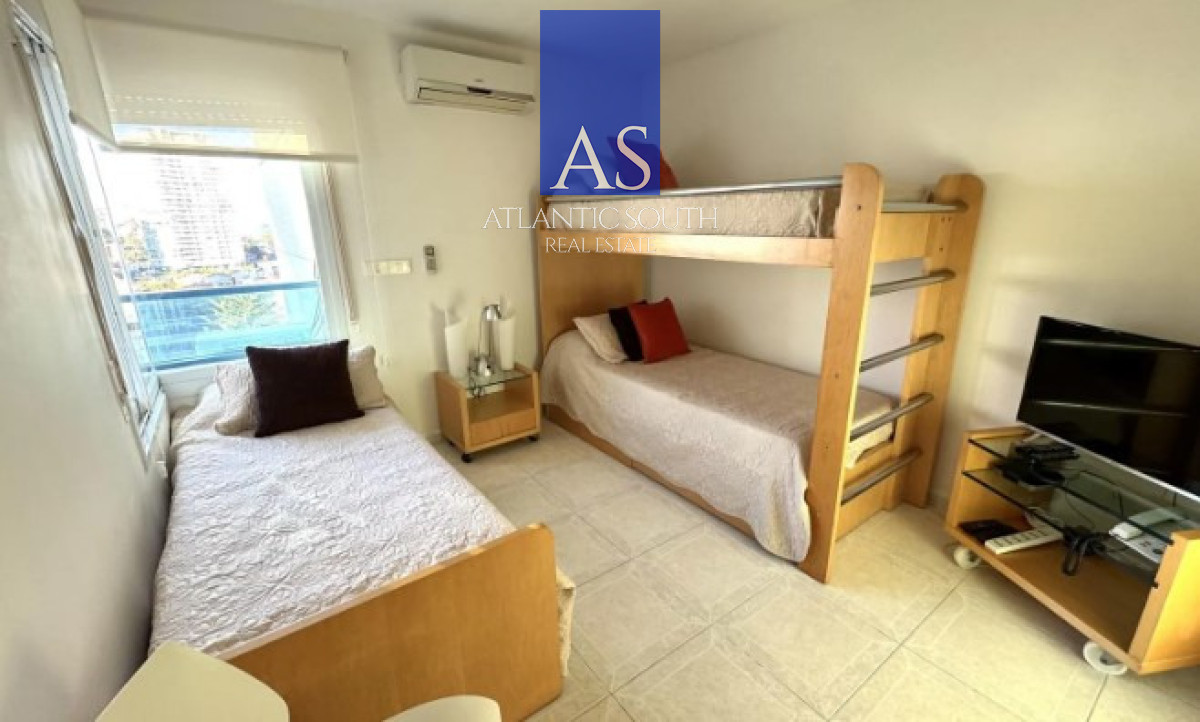 Apartamento ID.4525 - Apartamento 3 dormitorios piso alto frente al mar planta de categorí
