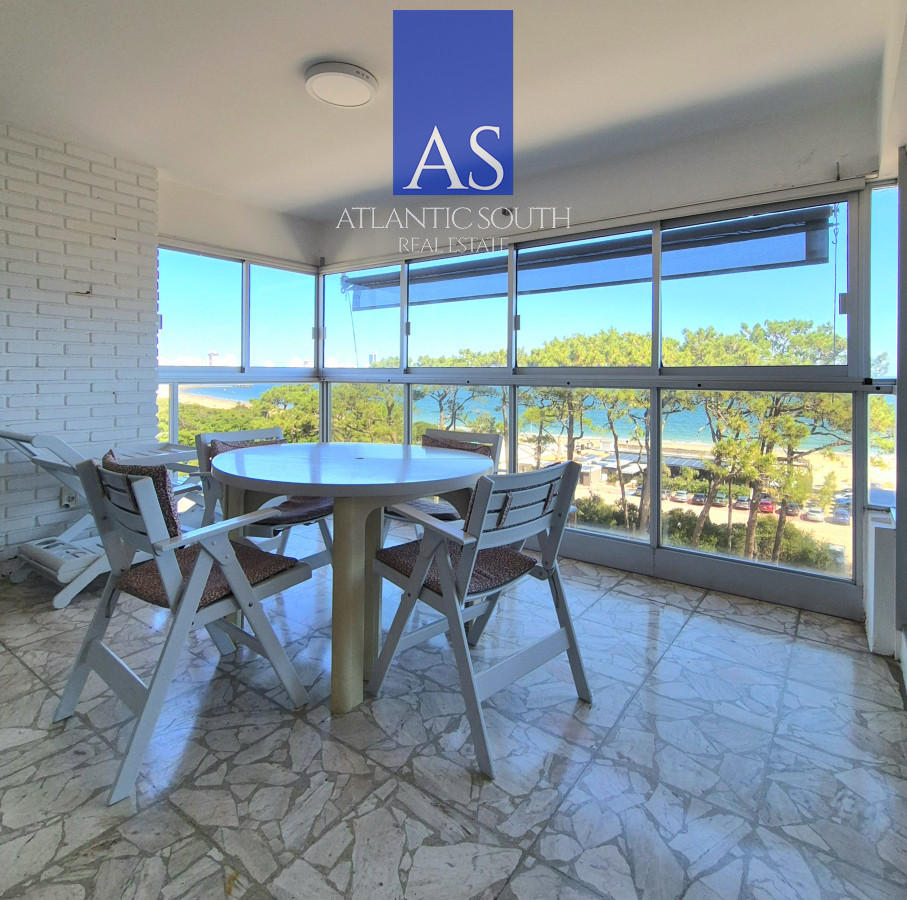 Apartamento ID.4078 - Planta de categoría 3 dormitorios + dependencia completa parrillero propio frente al mar parada 7 Playa Mansa Edificio Imarangatú