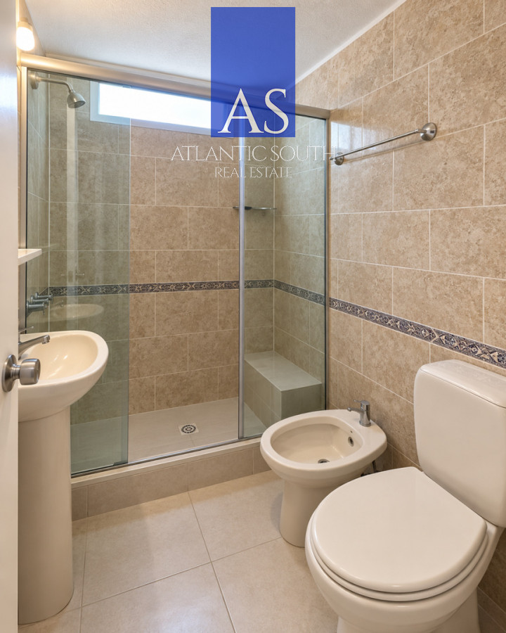 Apartamento ID.5122 - Apartamento 2 dormitorios frente al mar reciclado terraza y garage gastos bajos Playa Mansa Punta del Este