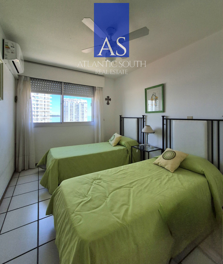 Apartamento ID.4437 - Apartamento 2 dormitorios terraza y garage piso alto con vista al mar a metros de la playa en Playa Mansa Punta del Este