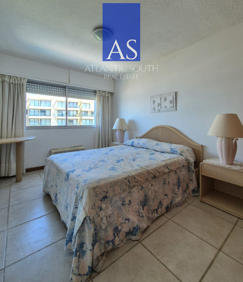 Apartamento ID.4565 - Oportunidad 3 dormitorios + servicio y gran terraza con parrillero propio en Playa Brava Punta del Este 