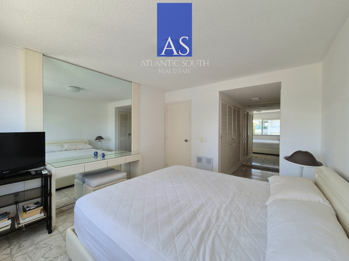 Apartamento ID.4078 - Planta de categoría 3 dormitorios + dependencia completa parrillero propio frente al mar parada 7 Playa Mansa Edificio Imarangatú