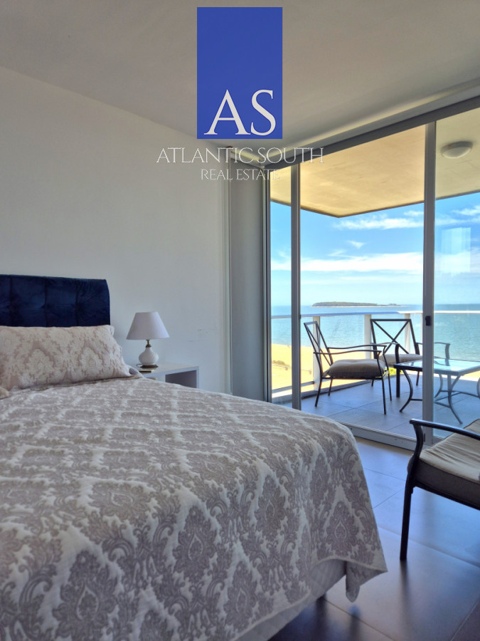 Apartamento ID.4455 - Penthouse apartamento 2 dormitorios frente al mar con azotea de uso exclusivo garage primera línea Playa Mansa Pinares Punta del Este
