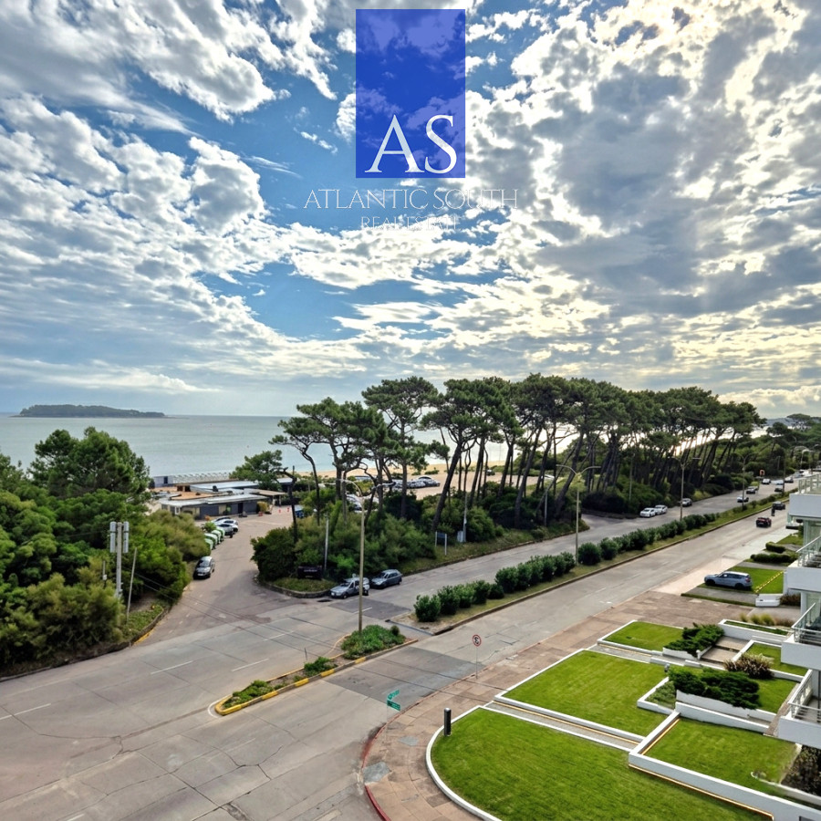 Apartamento ID.4635 - Apartamento reciclado frente al mar Playa Mansa 3 dormitorios terraza con barbacoa uso exclusivo y vista el mar Punta del Este