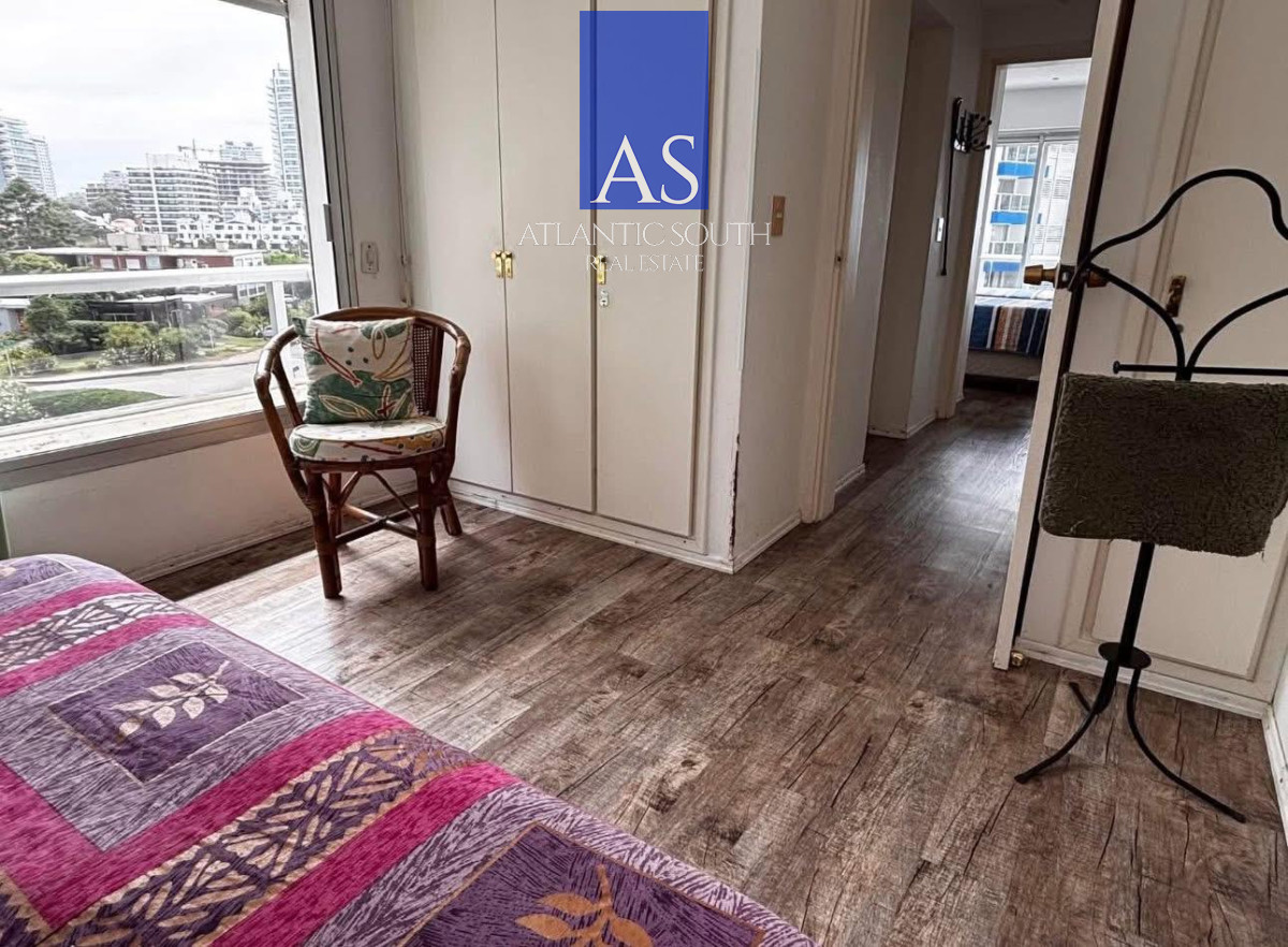 Apartamento ID.4187 - Oportunidad de 2 dormitorios + dependencia con vista a la Playa Brava 