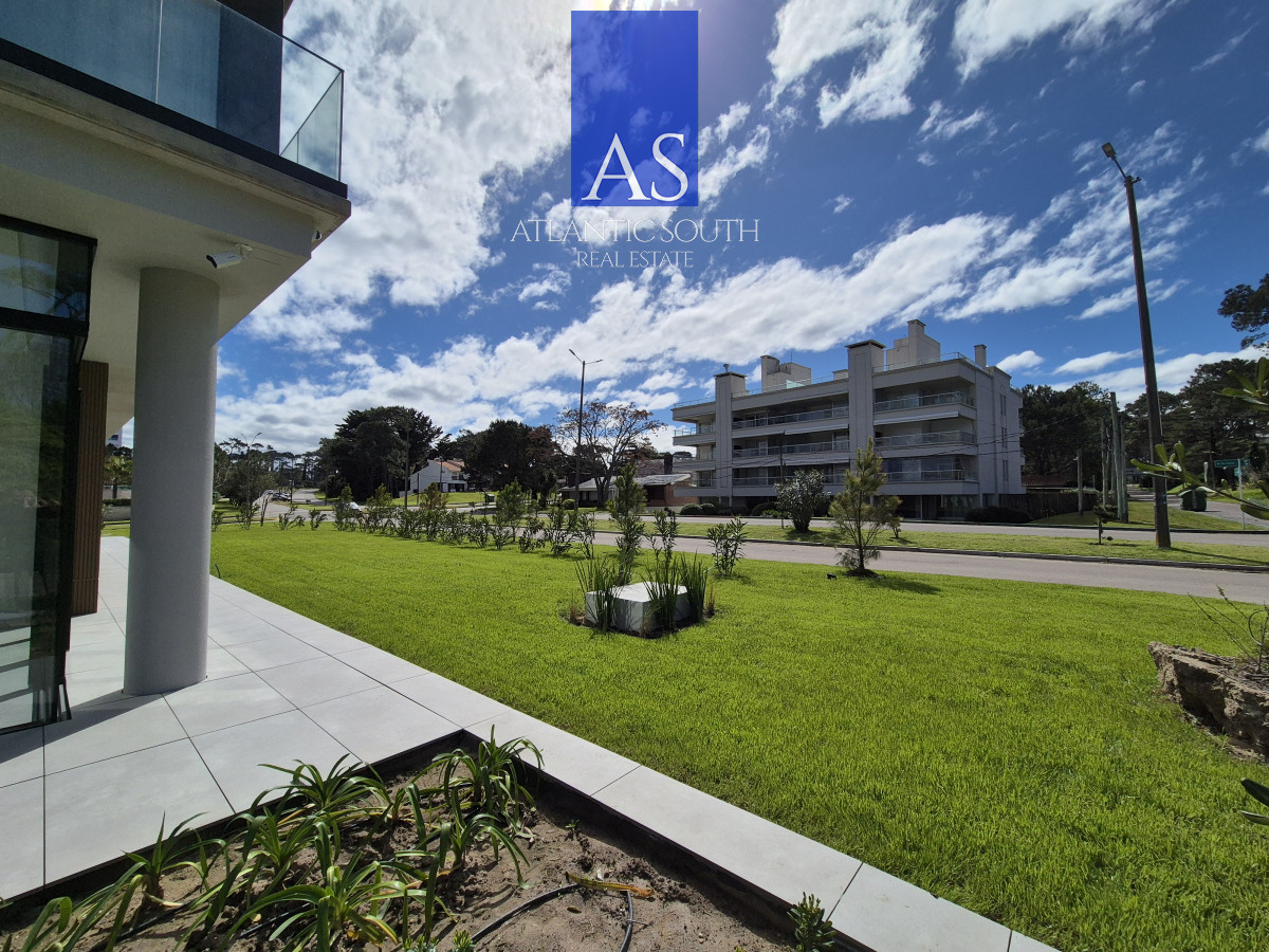 Apartamento ID.4376 - Apartamento tipo casa de 2 dormitorios a estrenar con gran terraza y jardín Playa Mansa Punta del Este