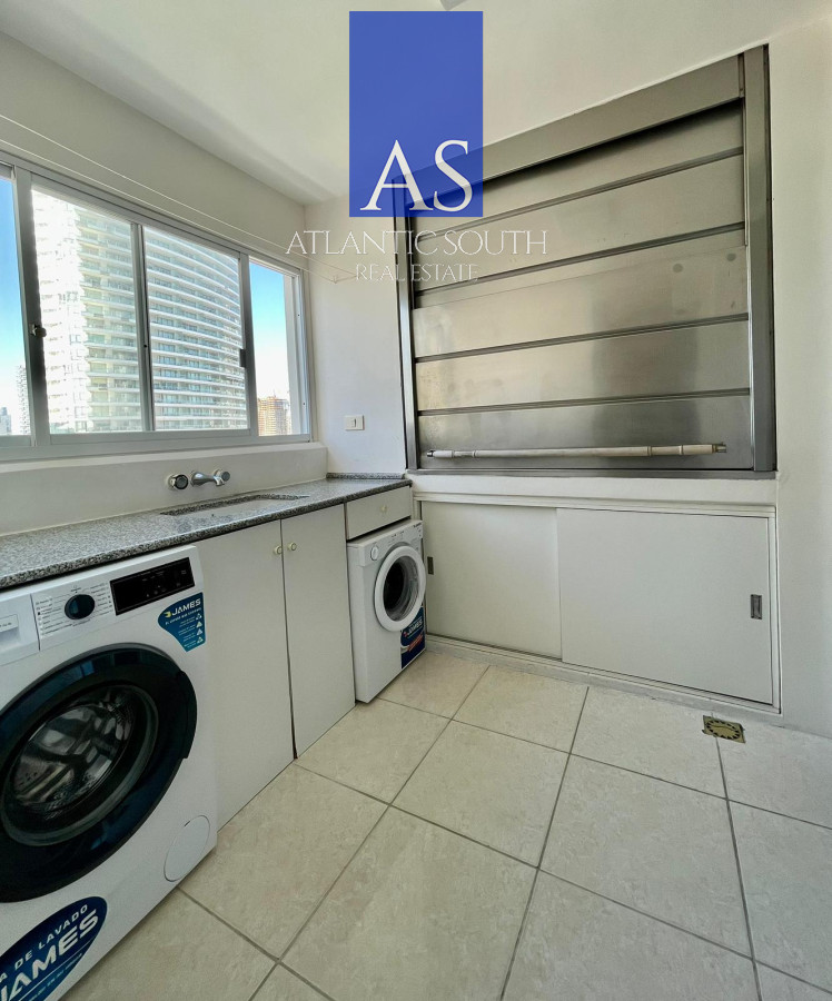 Apartamento ID.4315 - Apartamento de 4 dormitorios con parrillero en primera linea Playa Mansa