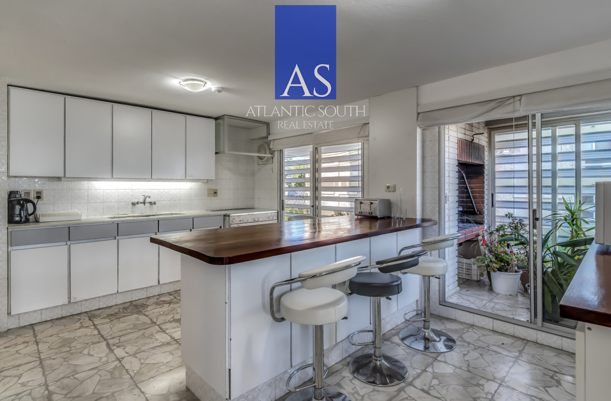 Apartamento ID.4844 - Planta de categoría 3 dormitorios + dependencia parrillero propio frente al mar Punta del Este 