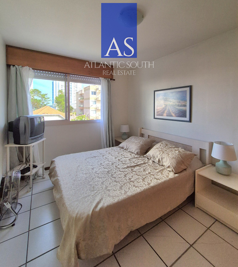Apartamento ID.4066 - Apartamento 2 dormitorios terraza cochera a sólo 100mts del mar en Playa Mansa Punta del Este