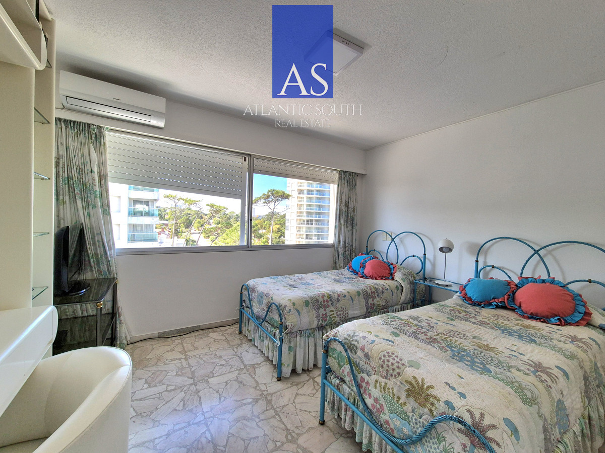 Apartamento ID.4078 - Planta de categoría 3 dormitorios + dependencia completa parrillero propio frente al mar parada 7 Playa Mansa Edificio Imarangatú