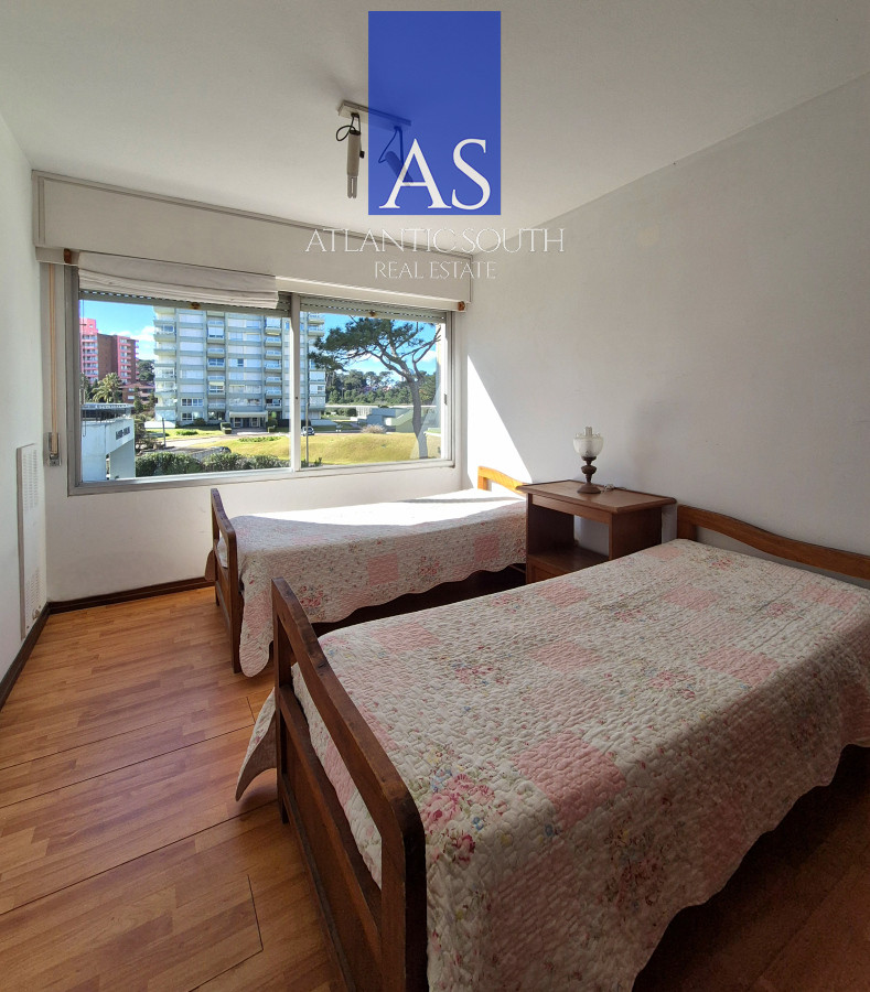 Apartamento ID.4195 - Apartamento 2 dormitorios Vista infinita al mar primera línea con estufa a leña esquinero al oeste garage Playa Mansa Punta del Este