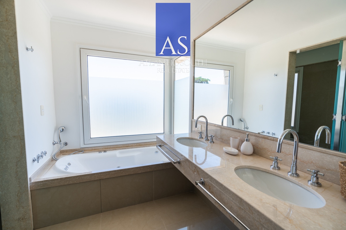 Apartamento ID.4135 - Apartamento 4 dormitorios frente al mar Playa Mansa , Punta del Este 