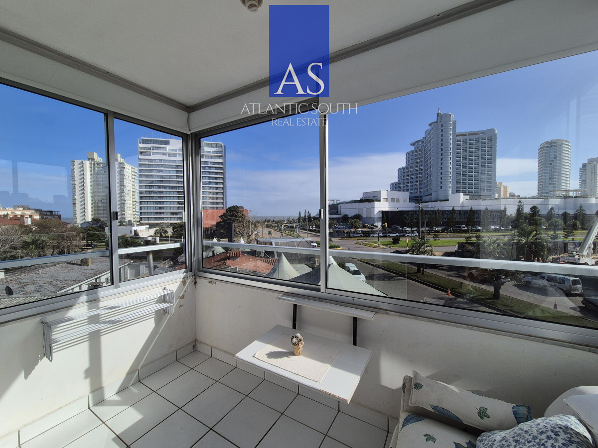 Apartamento ID.4417 - Apartamento 1 dormitorio en venta vista parcial al Mar terraza y cochera Playa Mansa Punta del Este