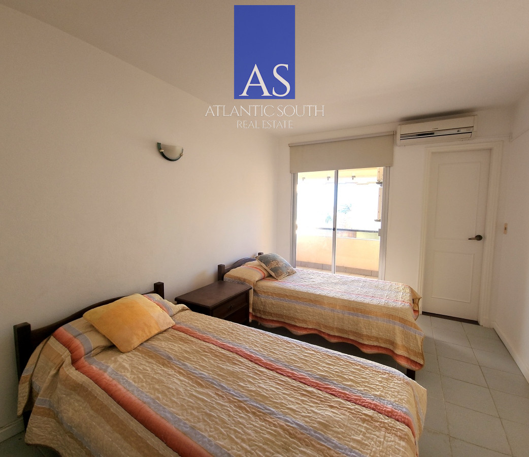 Apartamento ID.3505 - Apartamento 3 dormitorios primera linea frente al mar Playa Mansa Pinares con piscina y cochera