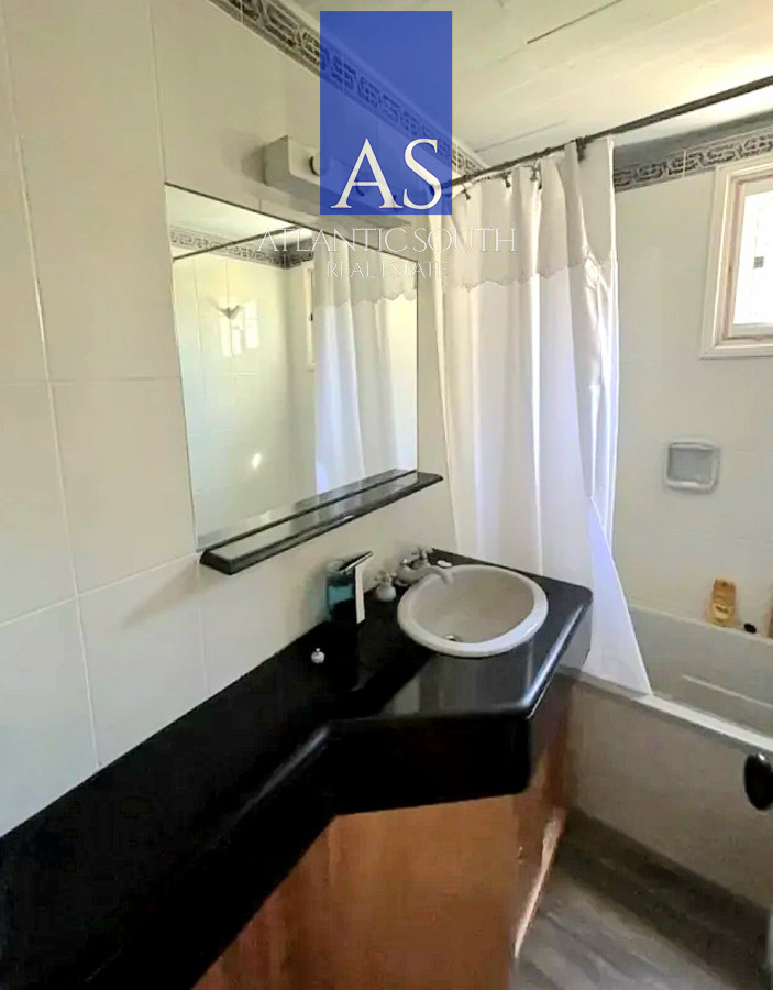 Apartamento ID.4056 - Apartamento de 3 dormitorios a metros del mar parrillero propio y estufa a leña Playa Mansa Punta del Este 