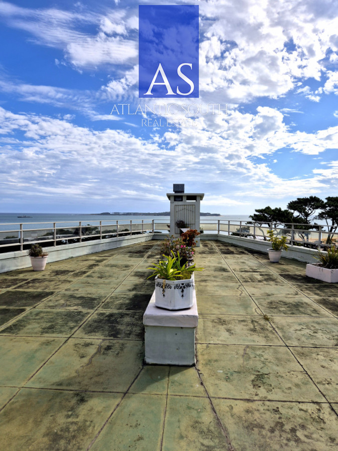 Apartamento ID.4635 - Apartamento reciclado frente al mar Playa Mansa 3 dormitorios terraza con barbacoa uso exclusivo y vista el mar Punta del Este