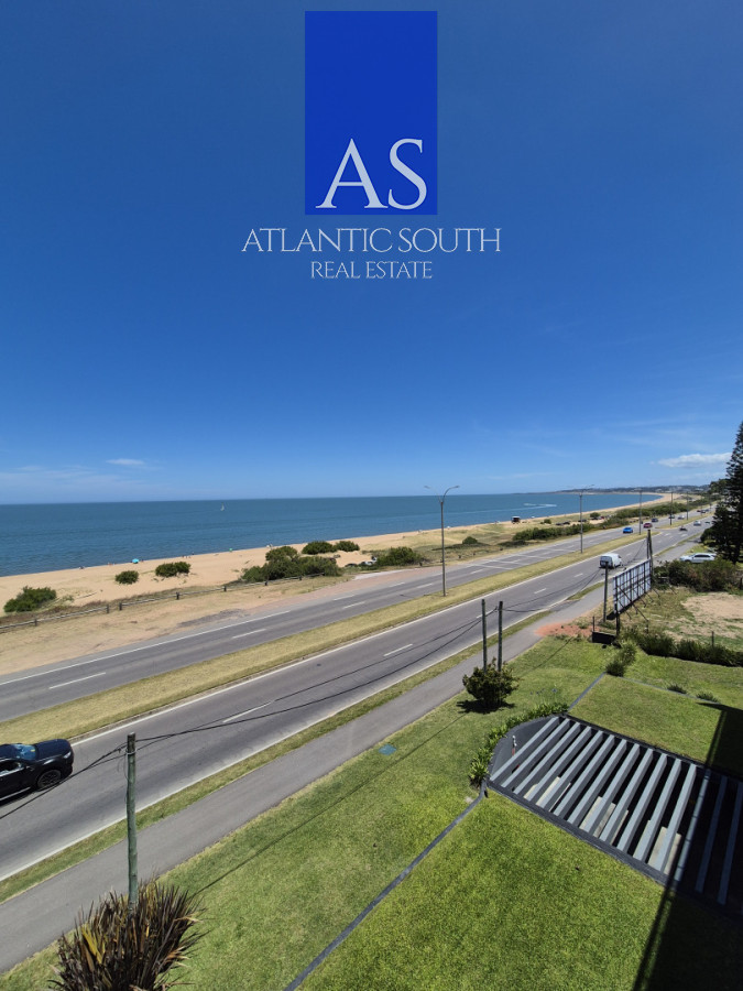Apartamento ID.4455 - Penthouse apartamento 2 dormitorios frente al mar con azotea de uso exclusivo garage primera línea Playa Mansa Pinares Punta del Este