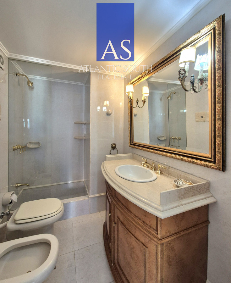 Apartamento ID.4078 - Planta de categoría 3 dormitorios + dependencia completa parrillero propio frente al mar parada 7 Playa Mansa Edificio Imarangatú