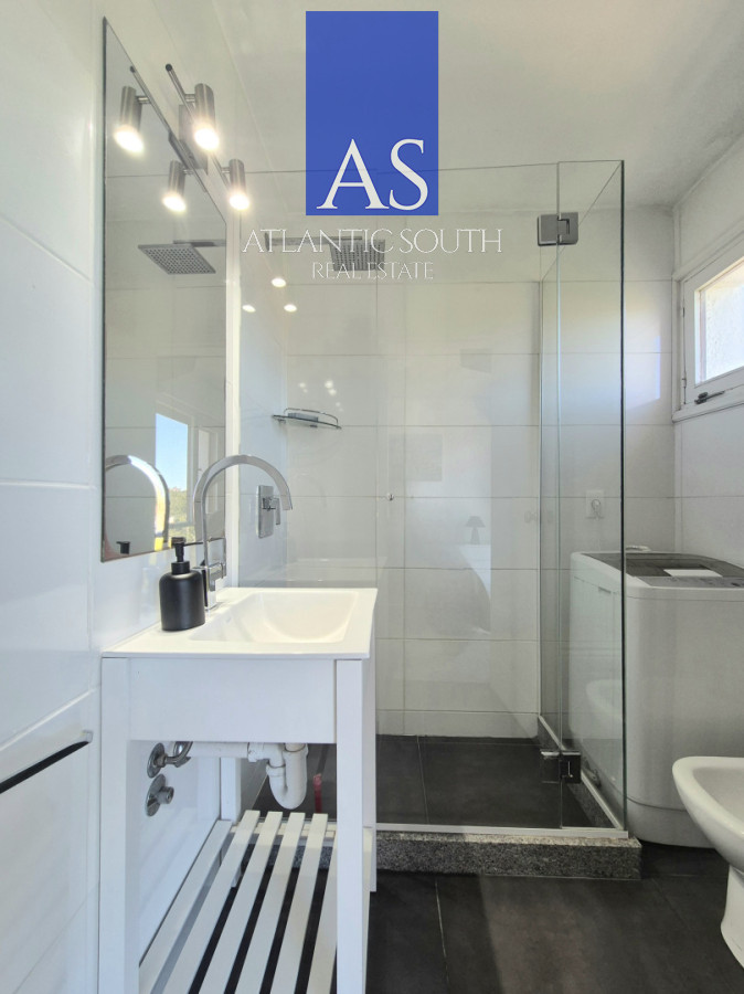 Apartamento ID.4562 - Oportunidad de 2 dormitorios con vista al mar y balcón Primera línea Playa Mansa 
