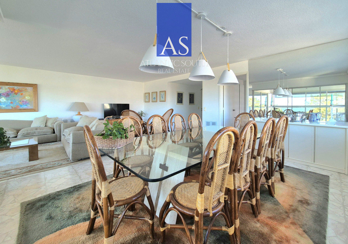 Apartamento ID.4078 - Planta de categoría 3 dormitorios + dependencia completa parrillero propio frente al mar parada 7 Playa Mansa Edificio Imarangatú