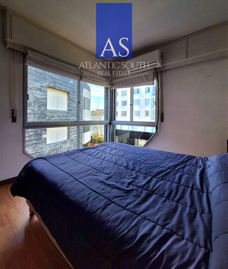 Apartamento ID.4195 - Apartamento 2 dormitorios Vista infinita al mar primera línea con estufa a leña esquinero al oeste garage Playa Mansa Punta del Este