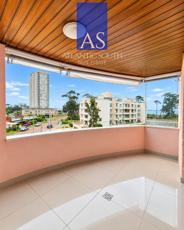 Apartamento ID.5139 - Apartamento de 2 dormitorios totalmente reciclado en Playa Mansa con garage y baulera