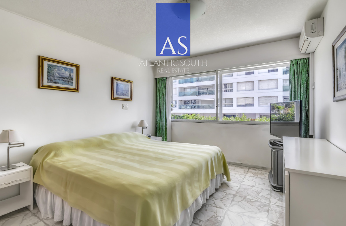 Apartamento ID.4844 - Planta de categoría 3 dormitorios + dependencia parrillero propio frente al mar Punta del Este 